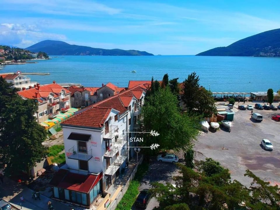 Property building, Neighbourhood, Natural landscape, Bird's eye view, Beach, Mountain view, Street view, Location, Parking