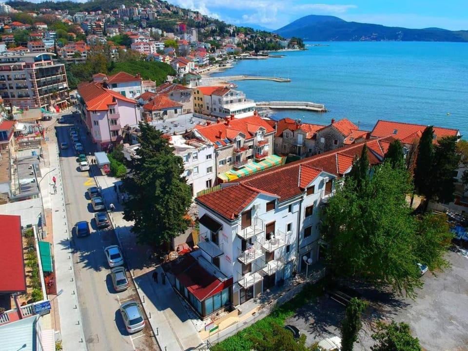 Property building, Nearby landmark, Day, Neighbourhood, Natural landscape, Bird's eye view, Beach, City view, Street view, Location, Parking