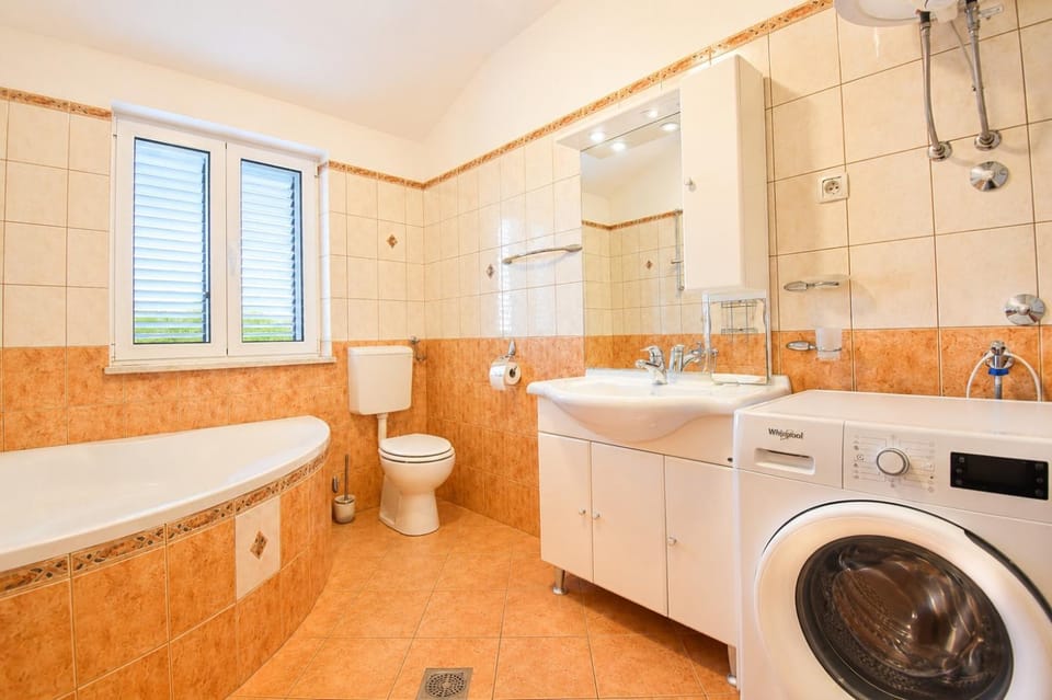 Toilet, Bathroom, Bath, towels, washing machine