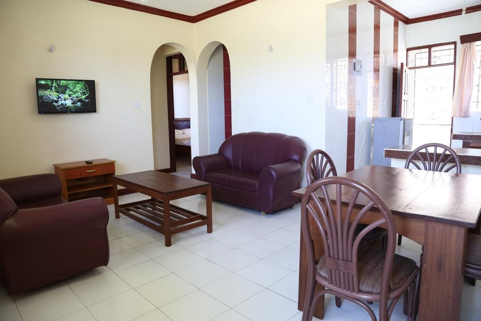 TV and multimedia, Kitchen or kitchenette, Living room, Seating area, Dining area