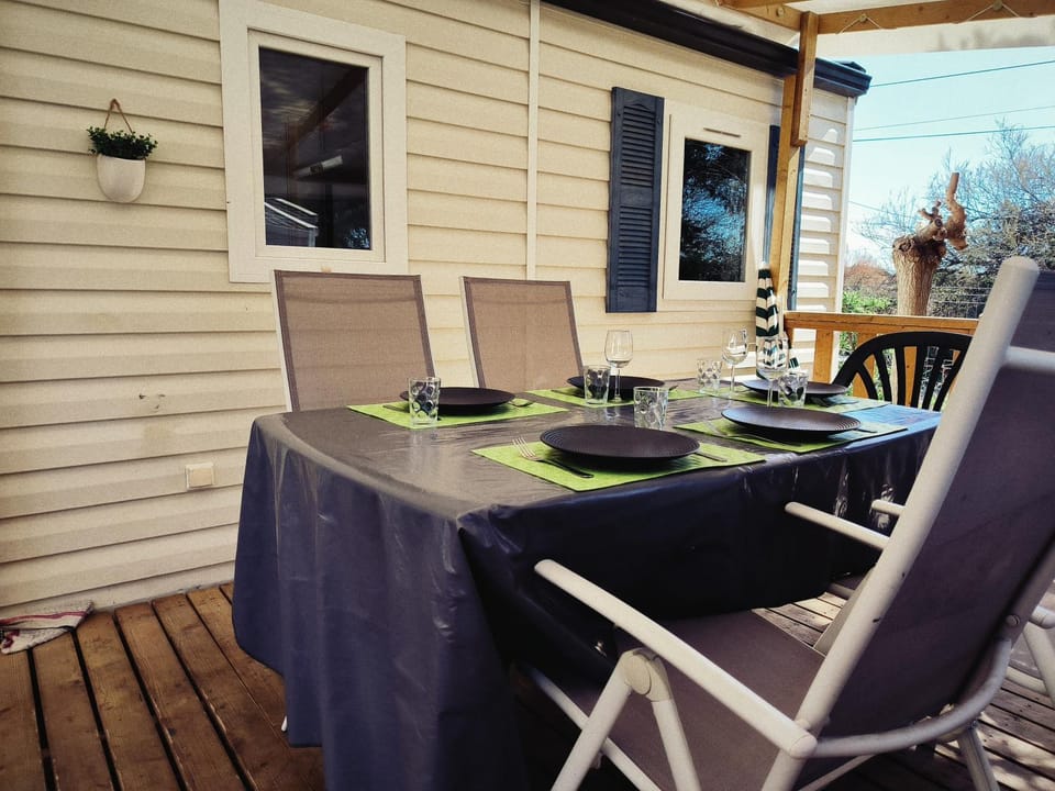 Patio, Dining area