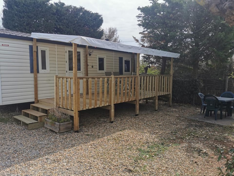 Property building, Patio, Facade/entrance