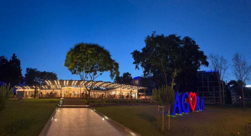 Restaurant/places to eat, Night, Garden view