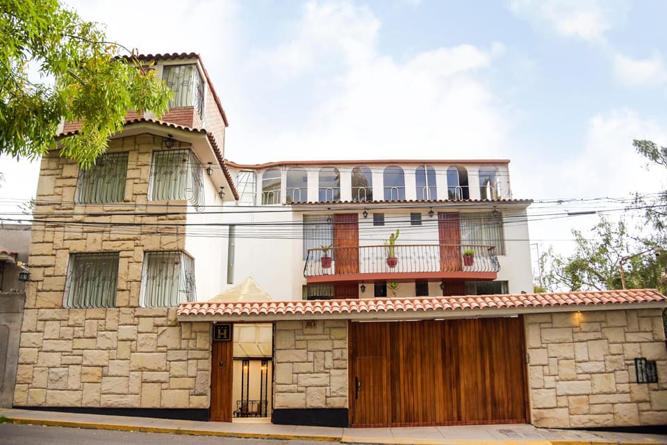Property building, Facade/entrance, Off site, Day, Location