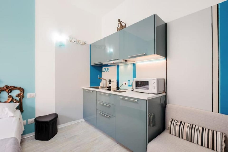 Coffee/tea facilities, Kitchen or kitchenette, Photo of the whole room, microwave, stove