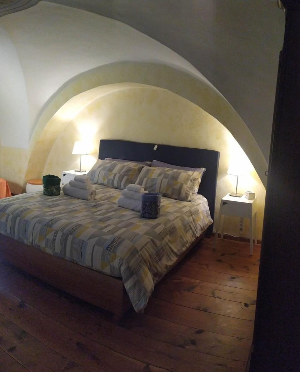 Bed, TV and multimedia, Photo of the whole room, Bedroom, cot, locker, towels, wardrobe, air conditioner