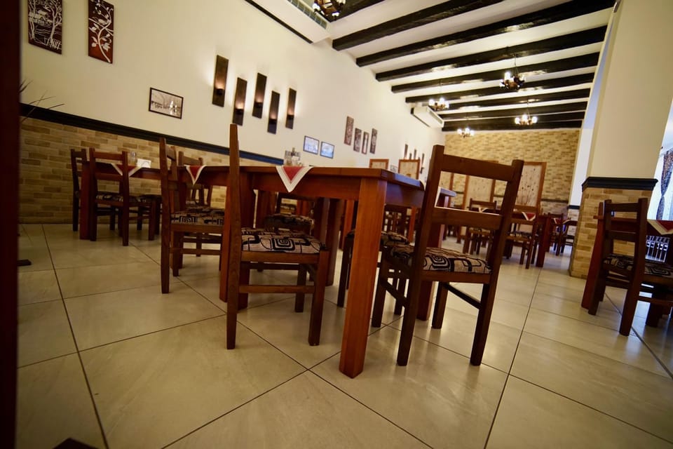 Restaurant/places to eat, Internal: Not applicable to any particular room