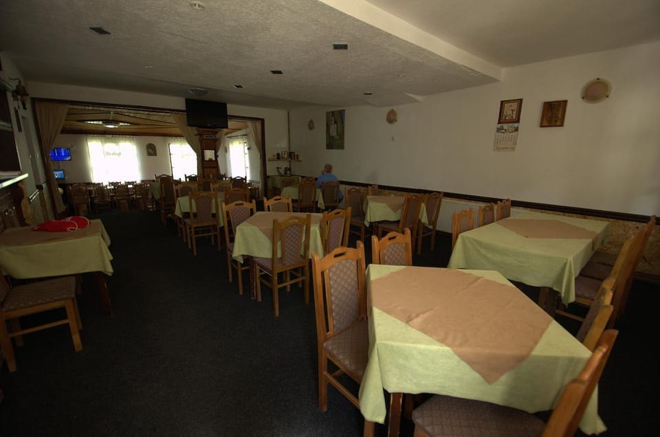 Restaurant/places to eat, Living room, Banquet/Function facilities, Seating area