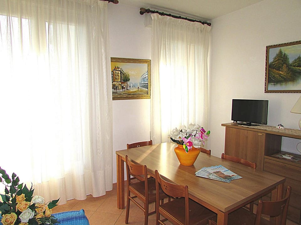 TV and multimedia, Living room, Seating area, Dining area