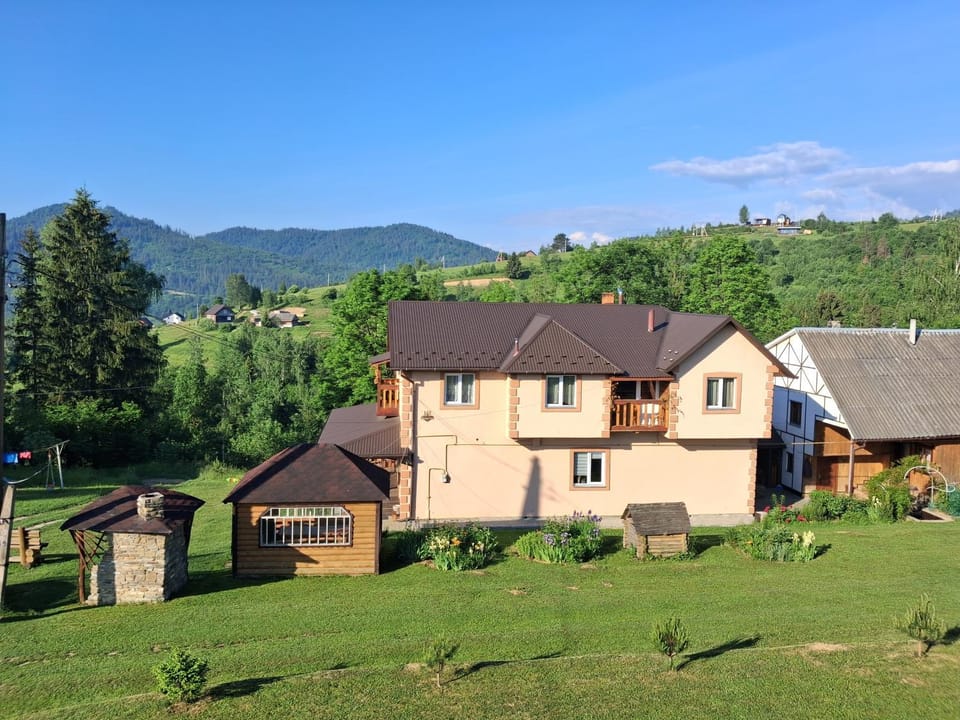 на гірському схилі Apartment in Lviv Oblast