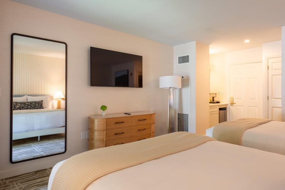 Bed, TV and multimedia, Photo of the whole room