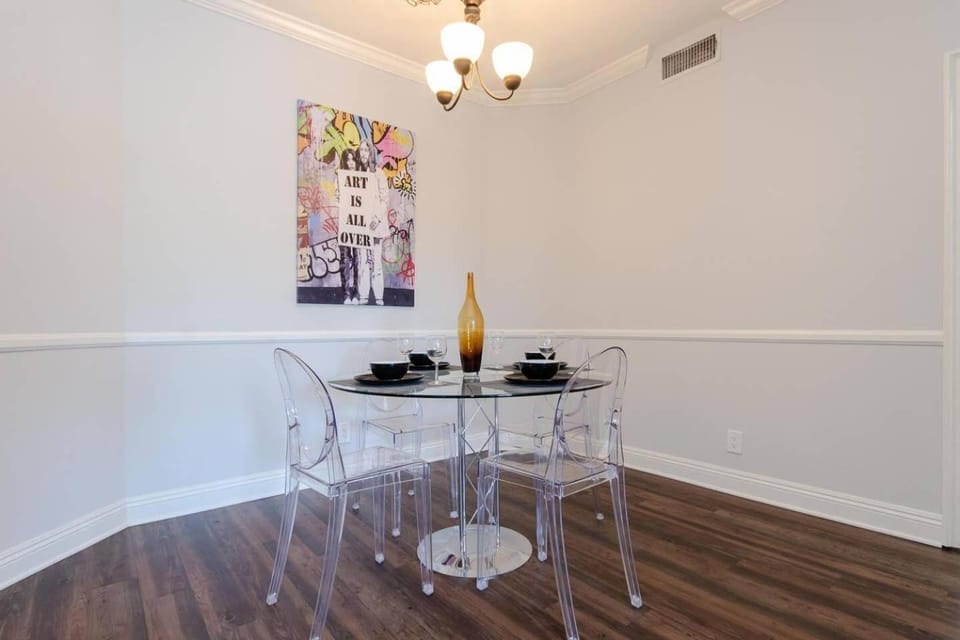 Designer Penthouse 2 Bedroom with Balcony Beverly Hills Adjacent Apartment in Beverly Hills