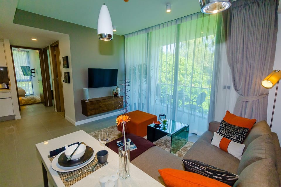 TV and multimedia, Seating area, Dining area