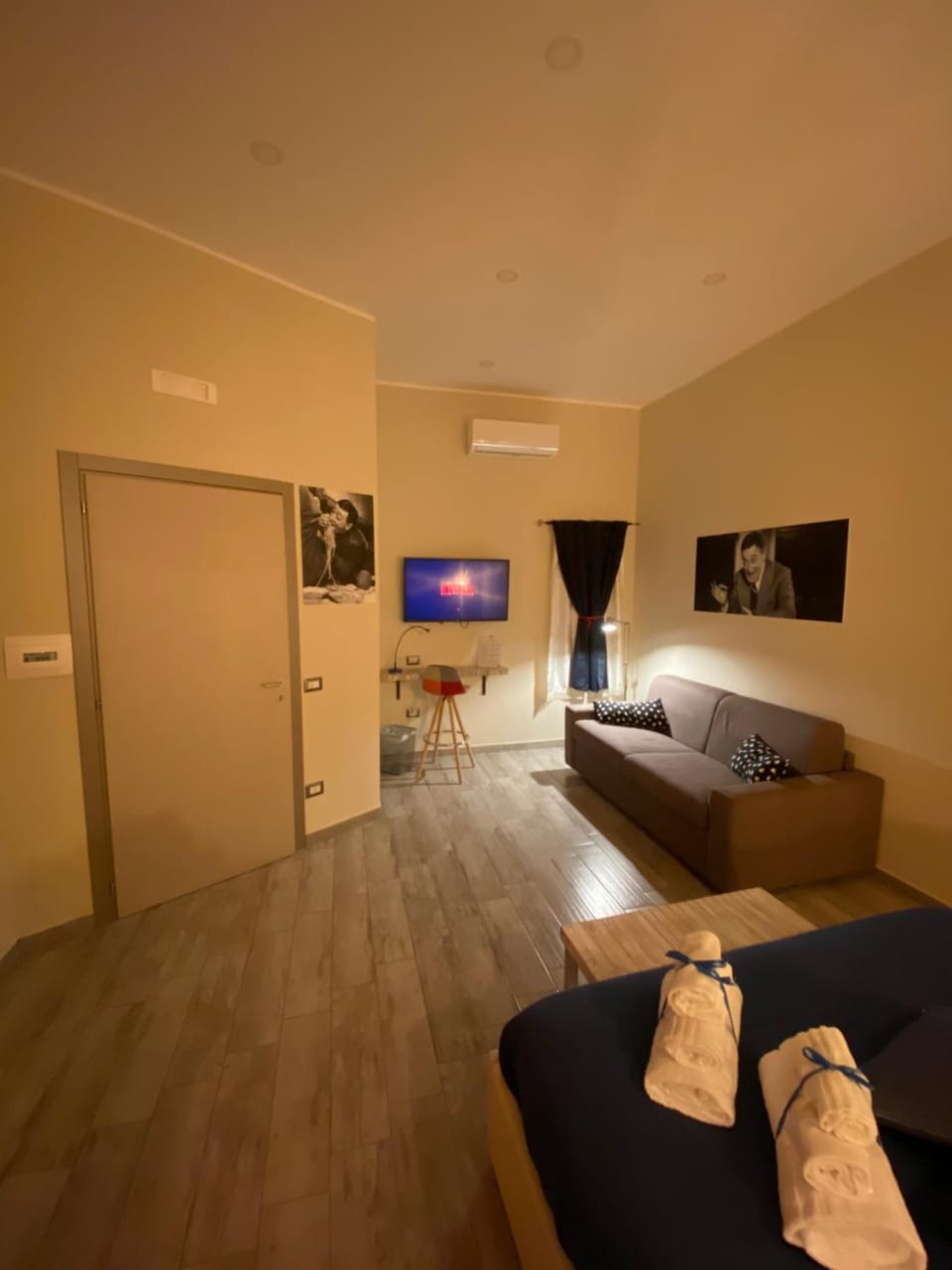 Bed, TV and multimedia, Photo of the whole room, Bedroom, towels, air conditioner