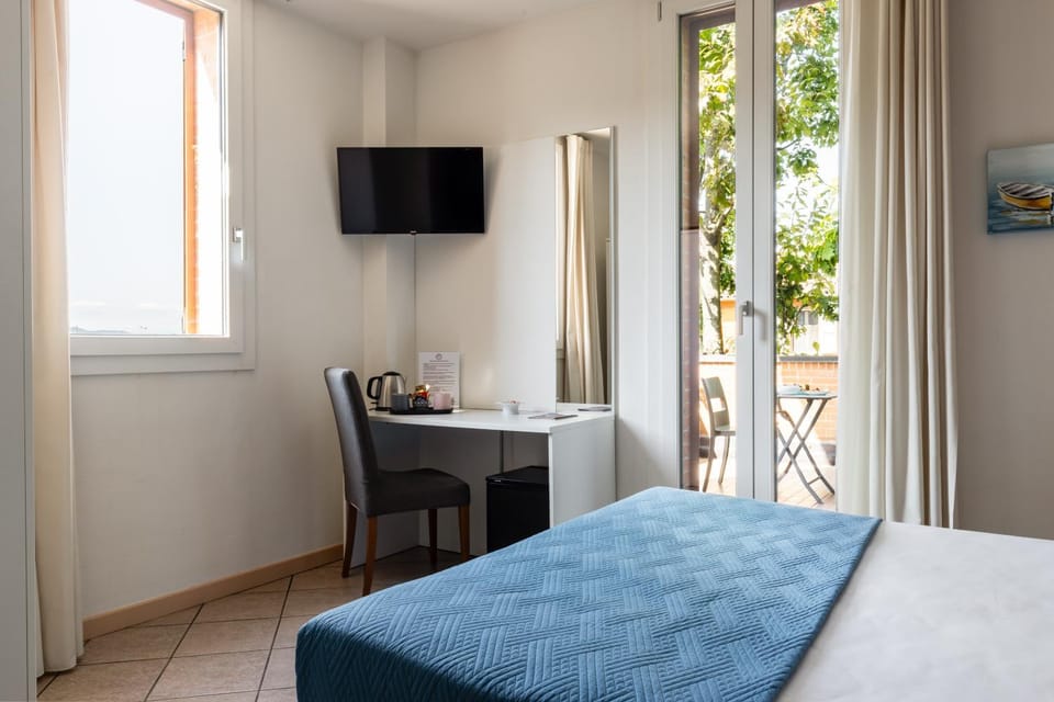 TV and multimedia, Balcony/Terrace, Photo of the whole room, Bedroom