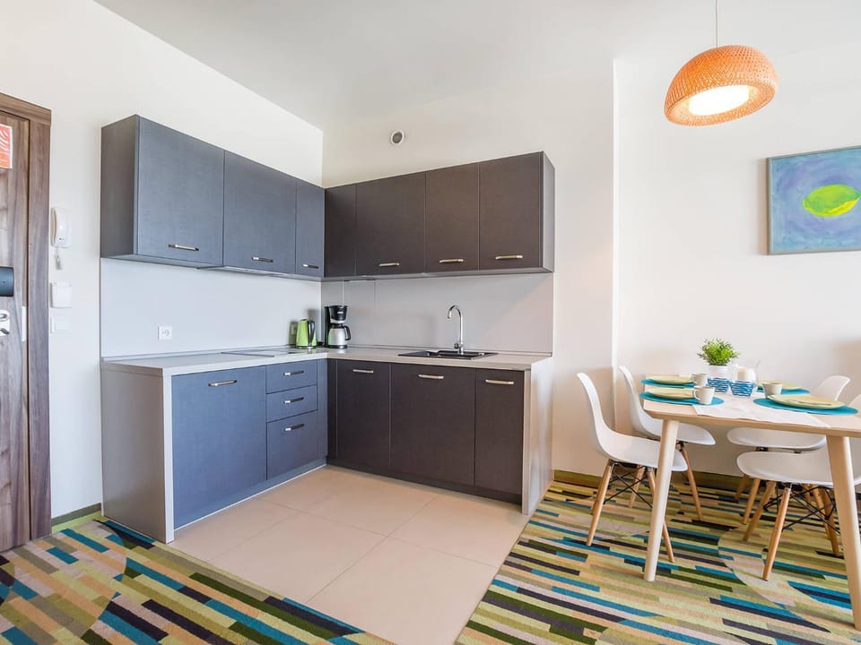 Coffee/tea facilities, Kitchen or kitchenette, Dining area