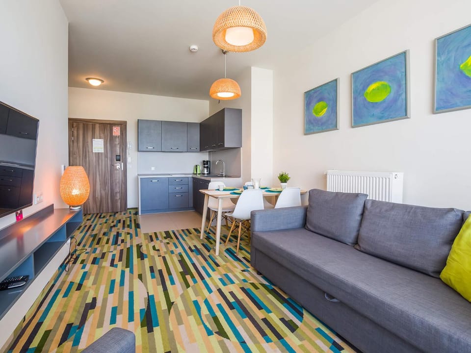 TV and multimedia, Kitchen or kitchenette, Living room, Seating area, Dining area