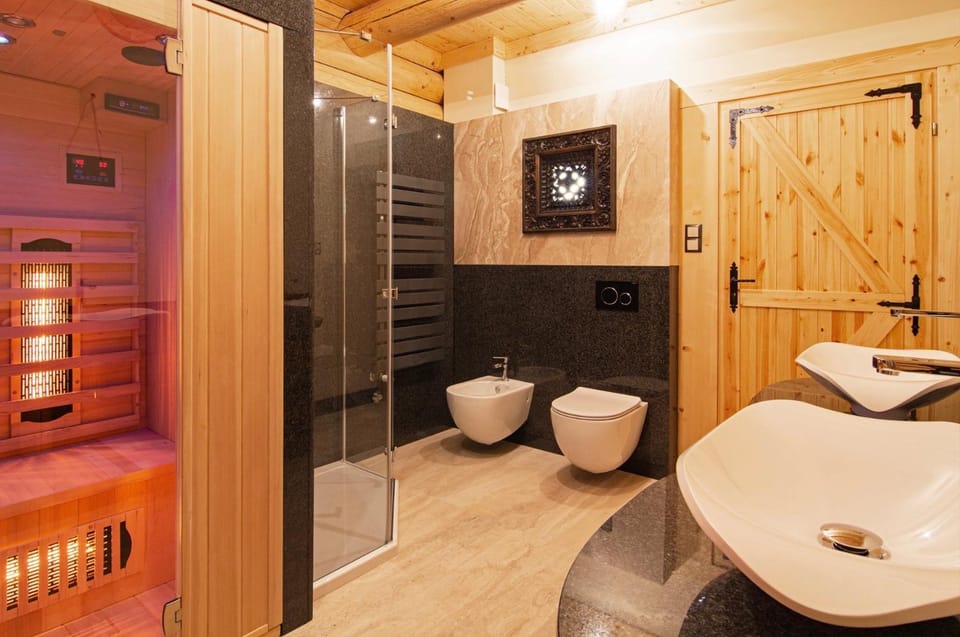 Shower, Toilet, Hot Tub, Sauna, Sauna
