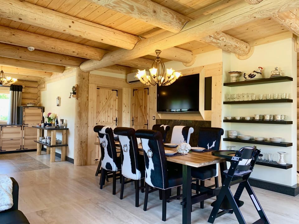 Communal lounge/ TV room, TV and multimedia, Kitchen or kitchenette, Living room, Food and drinks, Photo of the whole room, Dining area