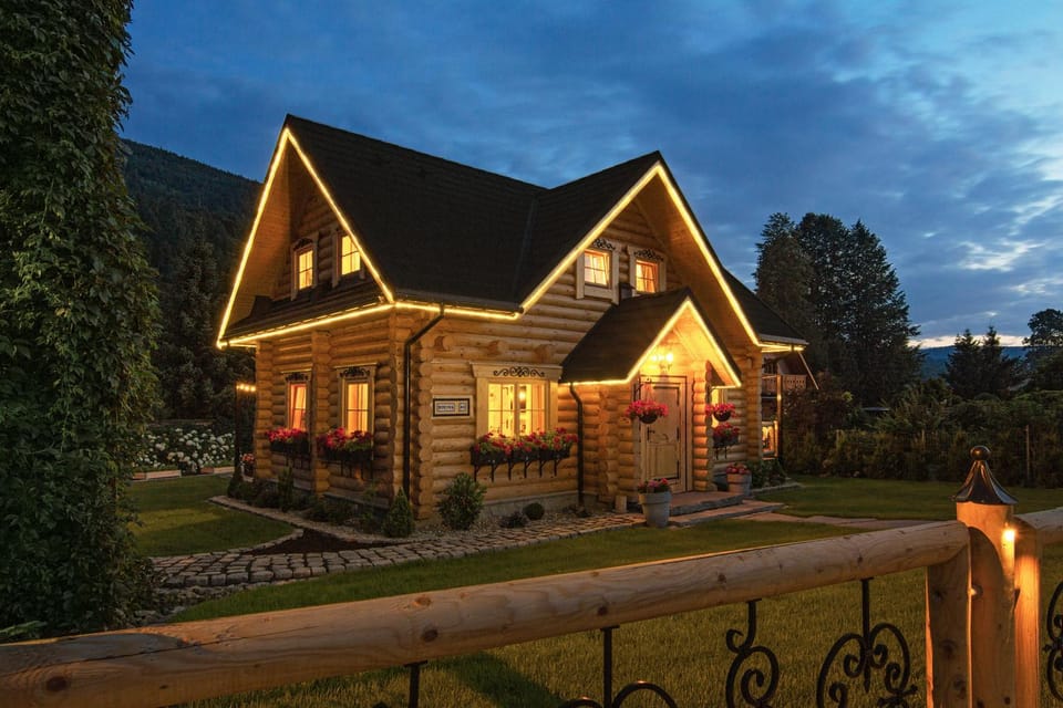 Property building, Facade/entrance, Off site, Night, Neighbourhood, Garden, On site, Garden view, Mountain view