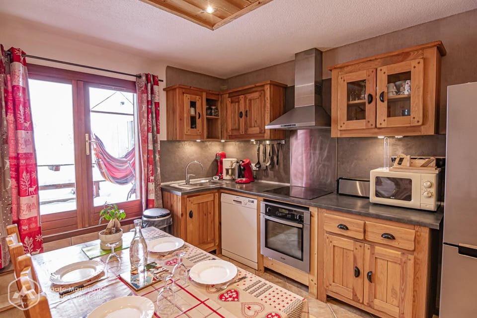 Kitchen or kitchenette, Dining area