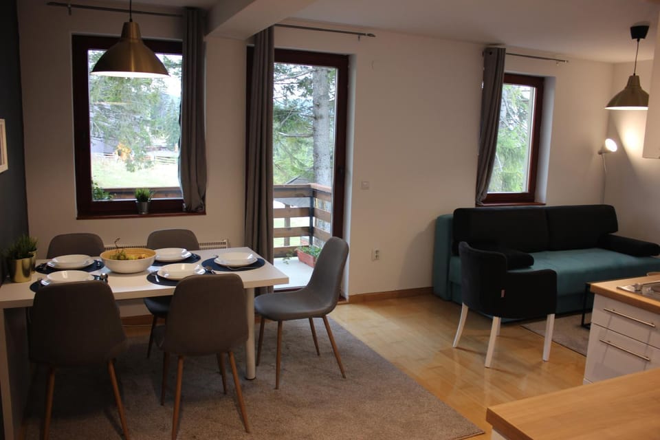 Property building, Balcony/Terrace, Living room, Dining area