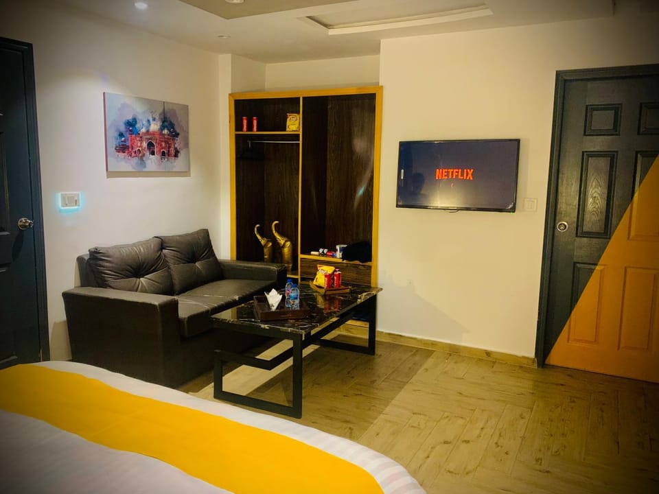 Bed, TV and multimedia, Bedroom