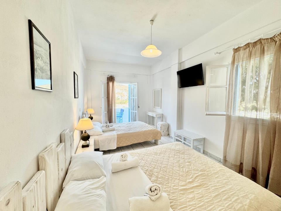Bed, TV and multimedia, Photo of the whole room, Bedroom, towels