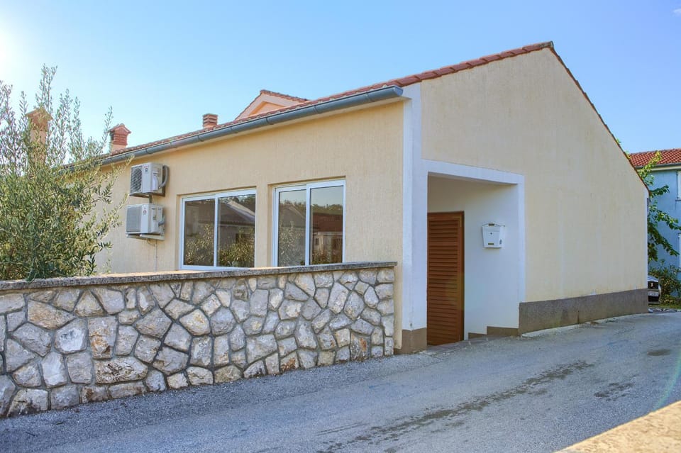 Facade/entrance, Off site