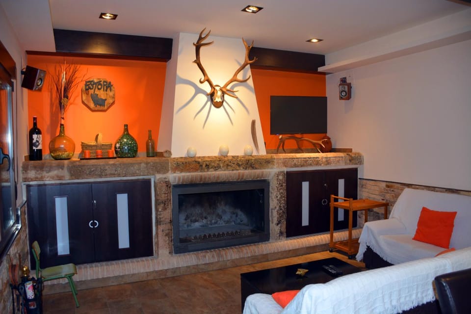 Toilet, Property building, TV and multimedia, Coffee/tea facilities, Kitchen or kitchenette, Living room, Dining area