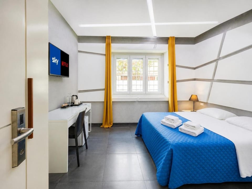 TV and multimedia, Photo of the whole room, Bedroom