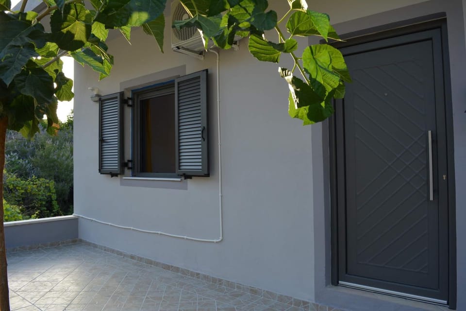 Facade/entrance, Balcony/Terrace