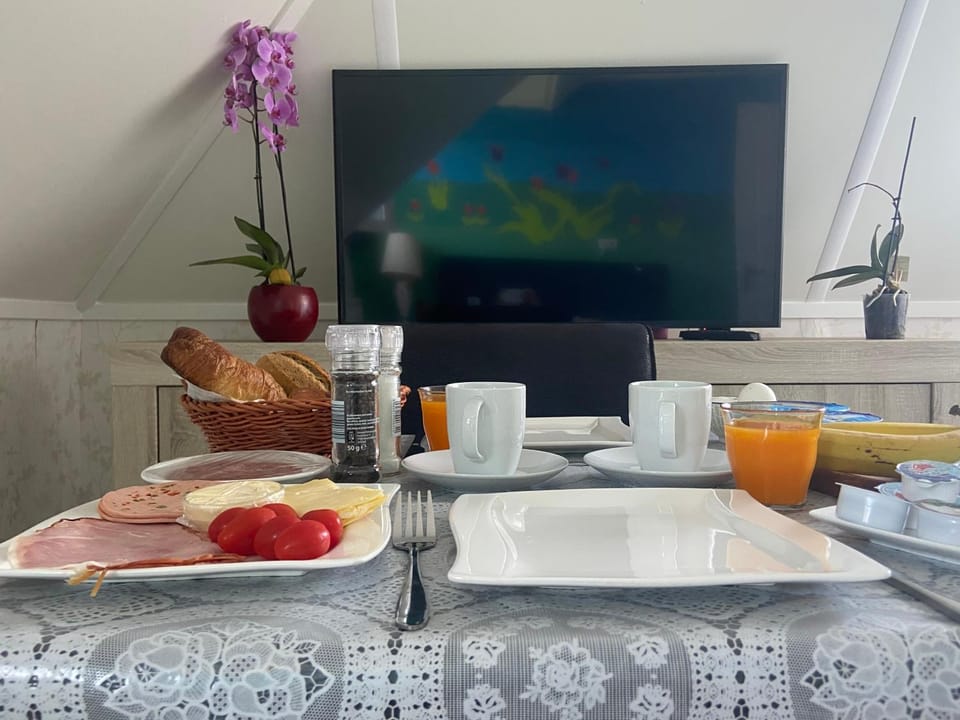 B&B nancy in holland met eigen badkamer , Jacuzzi niet inclusief , independent bathroom jacuzzi not included Bed and Breakfast in Gelderland, Netherlands