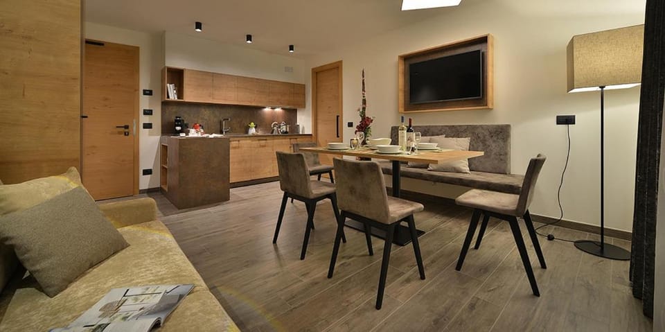 TV and multimedia, Kitchen or kitchenette, Living room, Seating area, Dining area, stove