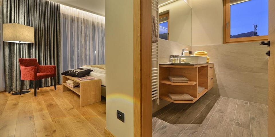 Bed, Bathroom, Photo of the whole room, Bedroom