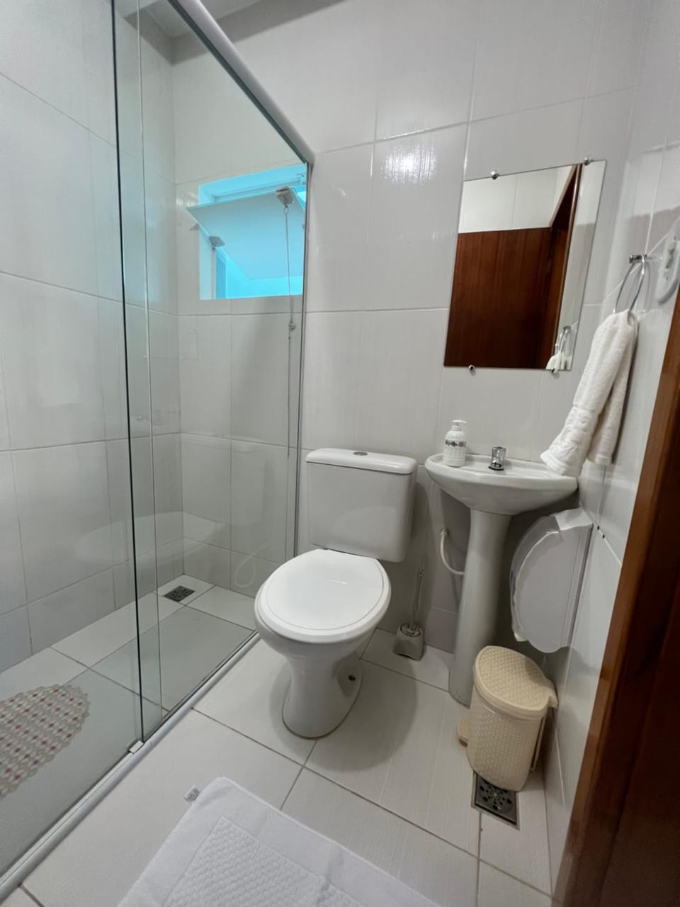 Shower, Toilet, Bathroom, towels