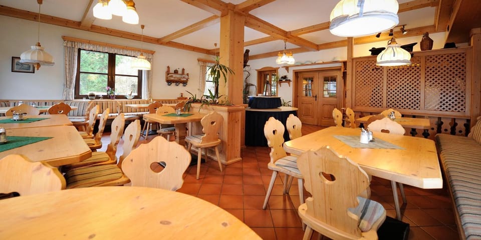 Restaurant/places to eat, Buffet breakfast, Dinner