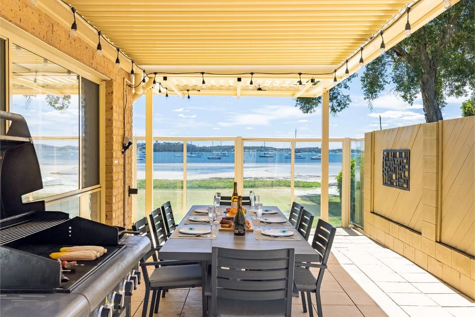 Sandy Beach House Corlette Unit 1 Waterfront WI-FI Aircon House in Corlette
