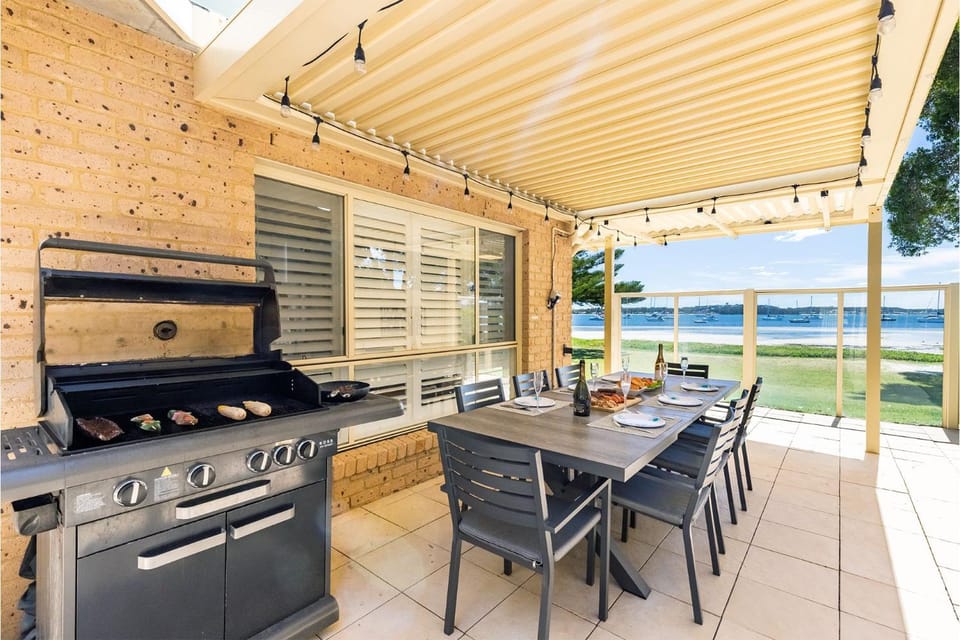 Sandy Beach House Corlette Unit 1 Waterfront WI-FI Aircon House in Corlette