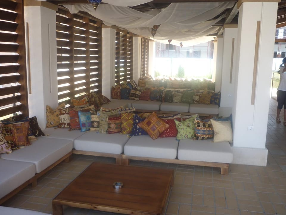Communal lounge/ TV room, Day, Seating area