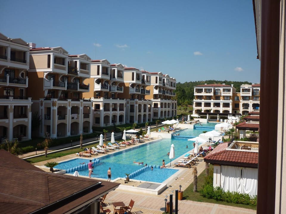 Day, Pool view