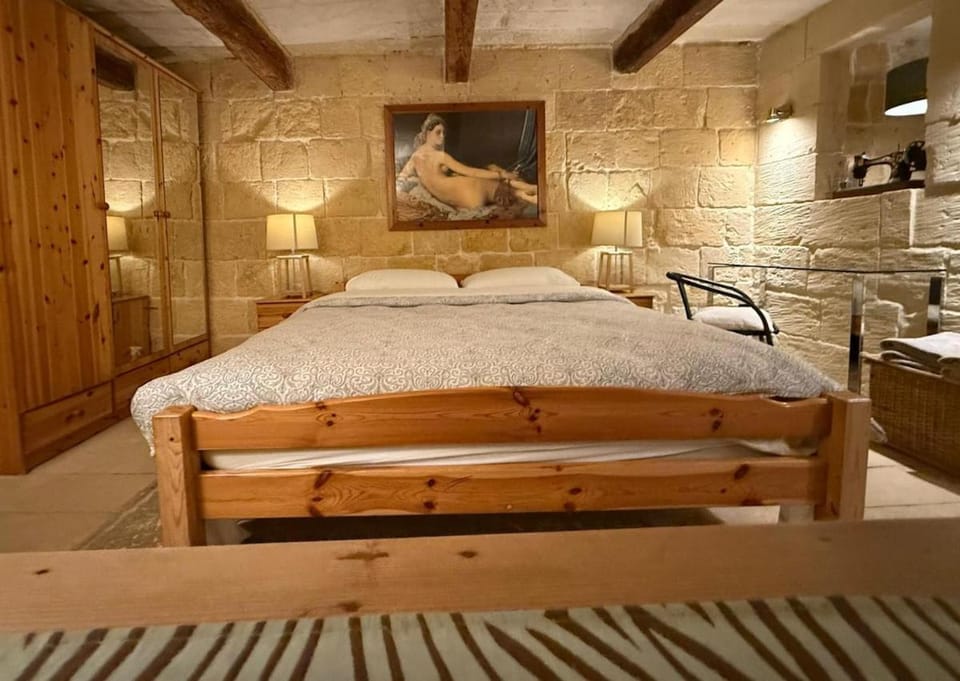 Most Central Apartment Valletta, Renaissance building Apartment in Valletta