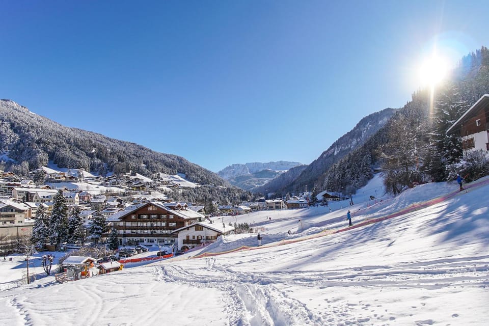 Neighbourhood, Natural landscape, Winter, Mountain view