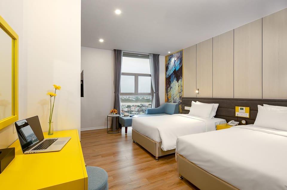 Bathroom, Seating area, City view, River view, Street view