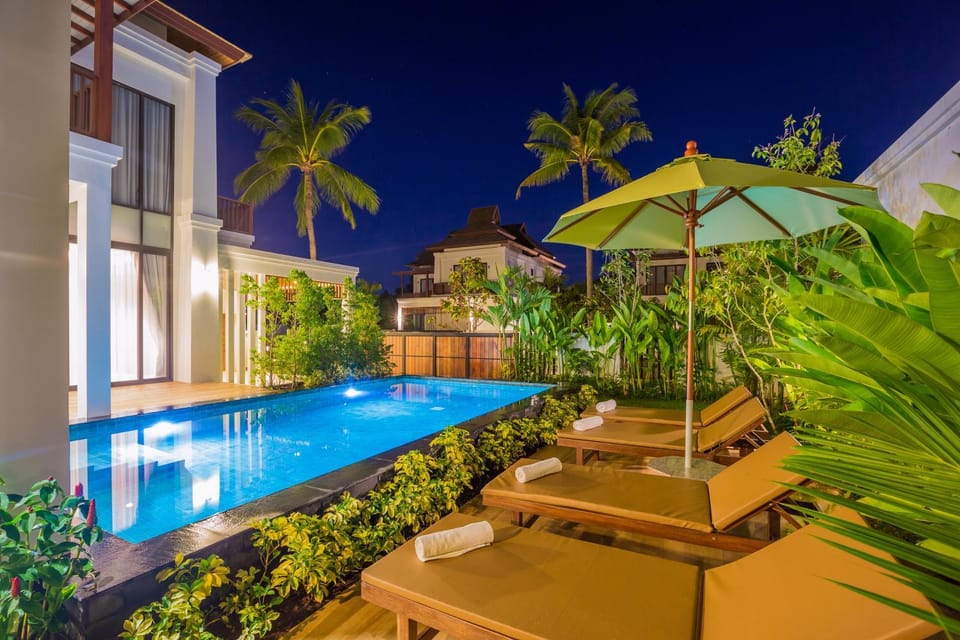 Facade/entrance, Swimming pool