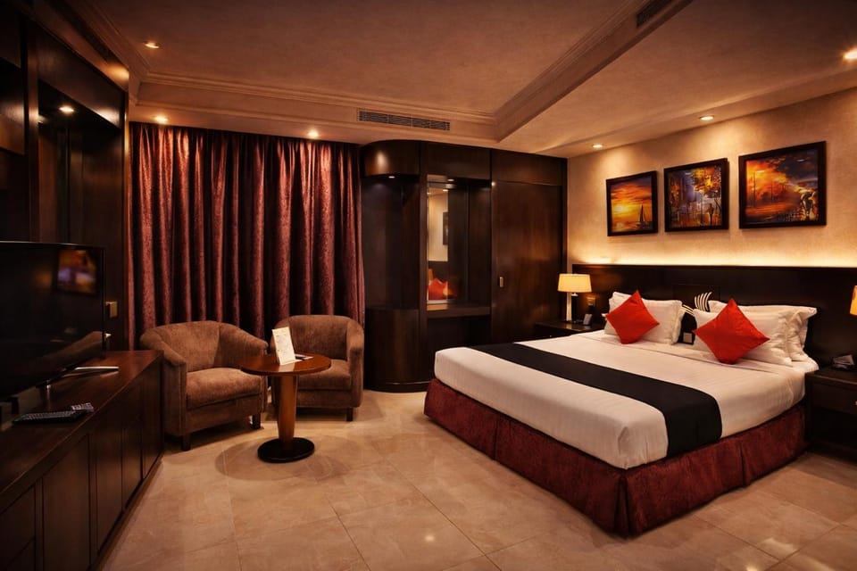 Bed, TV and multimedia, Living room, Photo of the whole room, Seating area, Bedroom