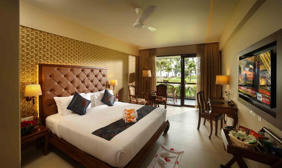 Photo of the whole room, Lake view