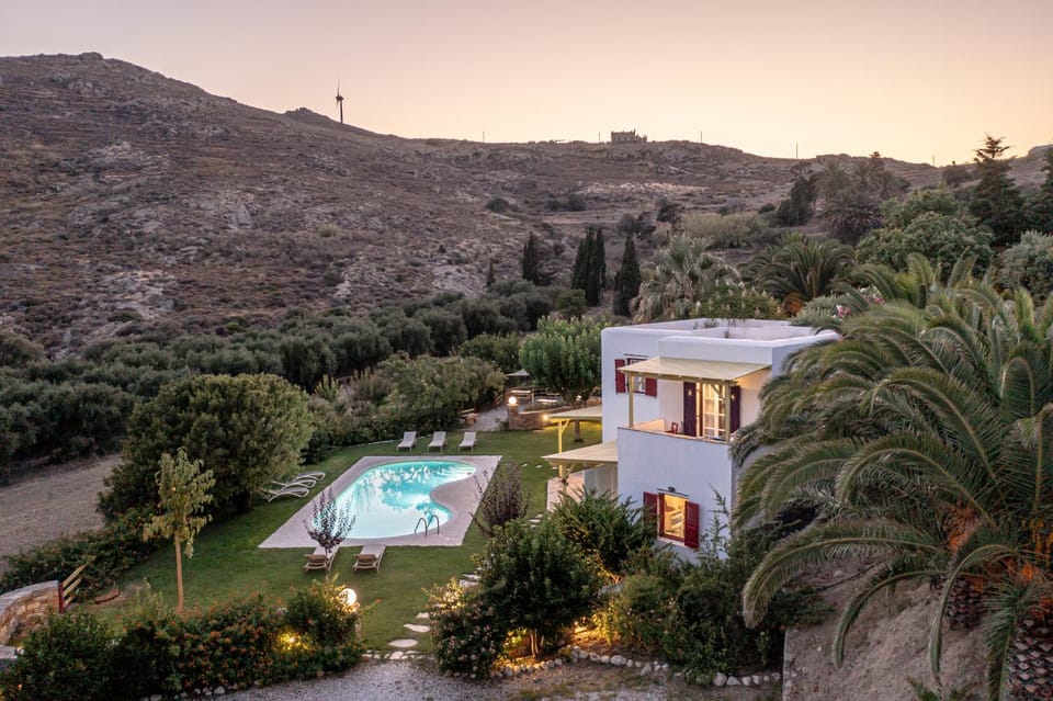Property building, Nearby landmark, Day, Natural landscape, Garden, Garden view, Mountain view, Pool view, Swimming pool, sunbed