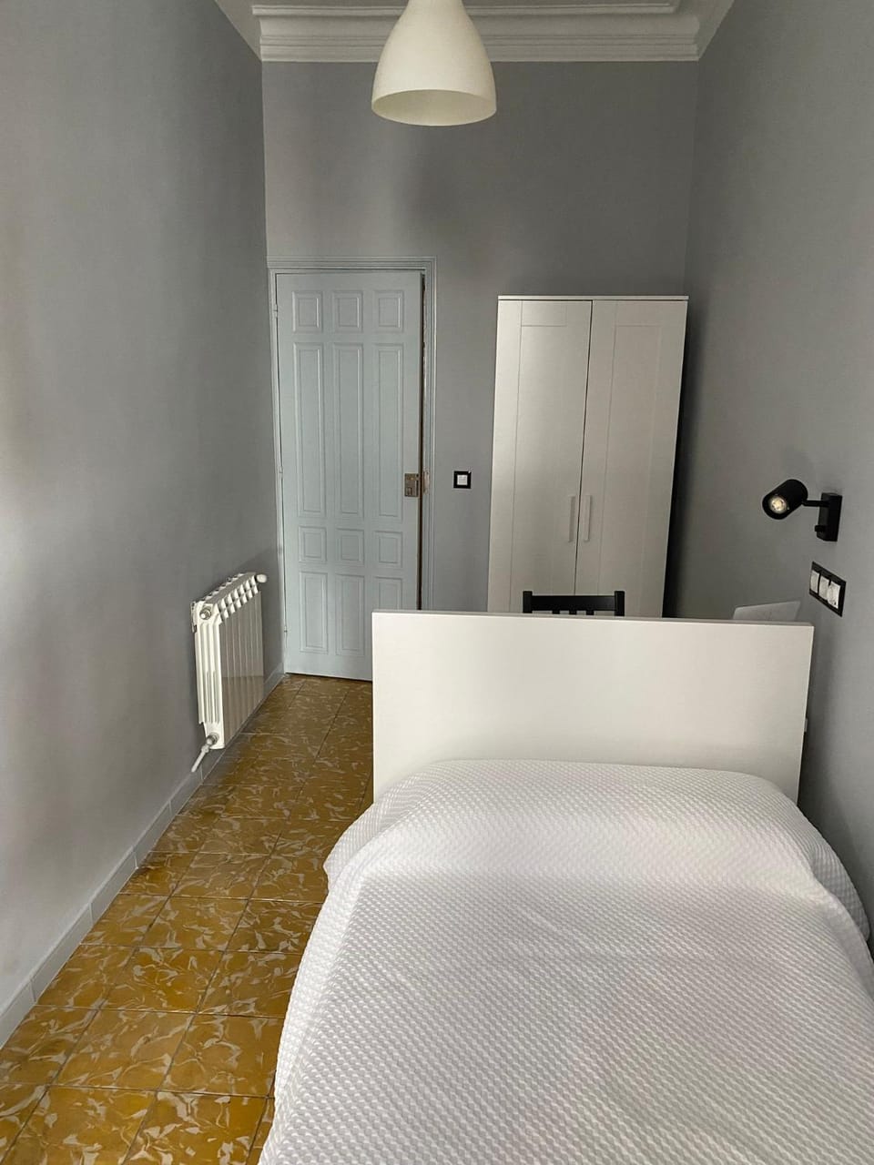 Bed, Photo of the whole room, Bedroom, fireplace, internet, wardrobe