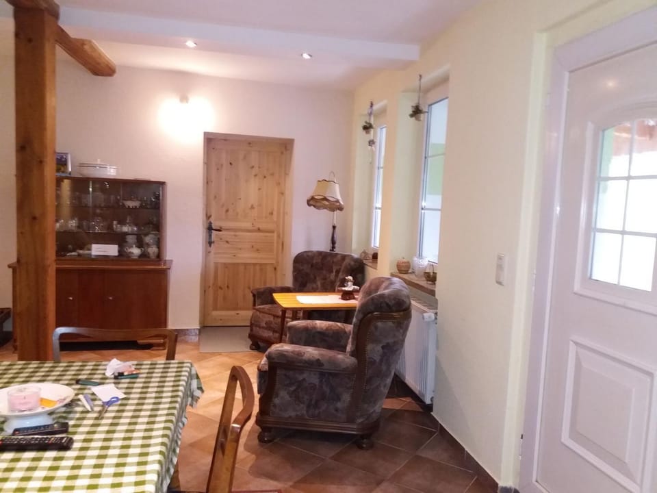 Photo of the whole room, Seating area